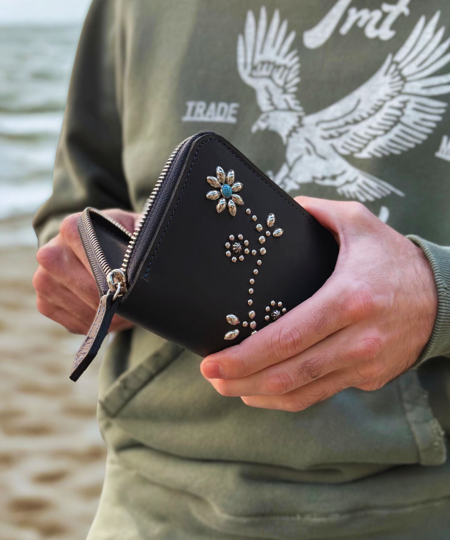 INDIGO LEATHER STADS WALLET (MIDDLE) – TMT OFFICIAL ONLINE STORE