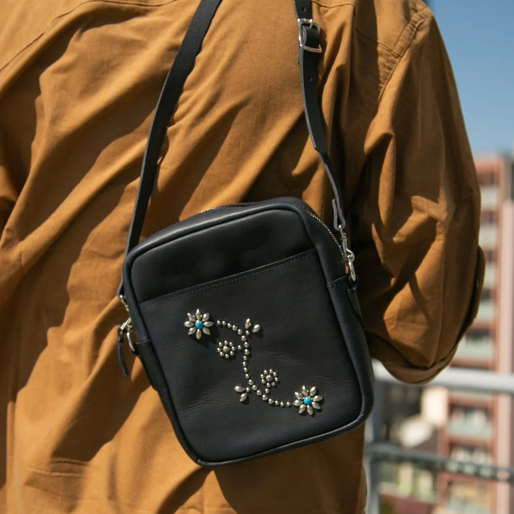 INDIGO LEATHER SHOULDER STADS BAG